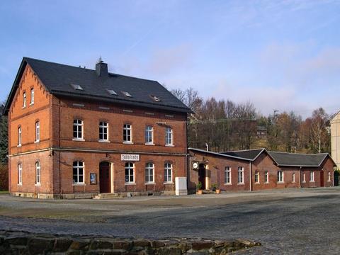 Das Bahnhofsgebäude von Jöhstadt wird heute durch den Verein IG Preßnitztalbahn e.V. als Vereinssitz, Geschäftsstelle und Übernachtungsquartier genutzt.